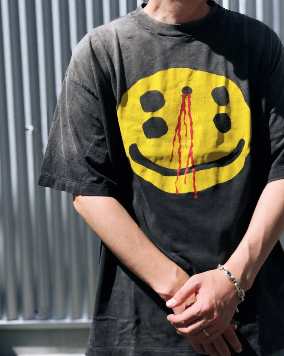 CACTUS PLANT FLEA MARKET x SAINT Mxxxxxx SMILE SS TEE/BLK CPFM co-branded model. Short-sleeved smiley face. Retro distressed TEE with four-eyed smile. Washed black S-XL. Look for the cylindrical fabric with no side seams. The open width is almost meaningless. Asut ready-made garments are dyed. The whole piece is sprayed and faded. The collar and cuffs are frayed. Many people hang it. Over-heavy work. Customized CPFM co-branded main mark/wash mark/with little angel for anti-counterfeiting